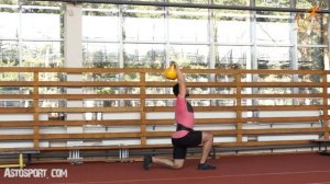 Выпады с гирями над головой. Кроссфит