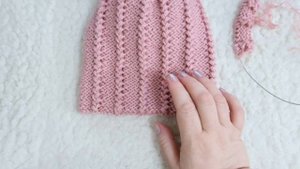 Шапка женская спицами с очень интересной резинкой. Подробный мастер класс