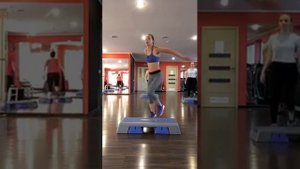 Часовая тренировка на степ-платформе аэробика кардио связка