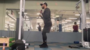 Сгибание рук на бицепс в кроссовере, прямая рукоять.