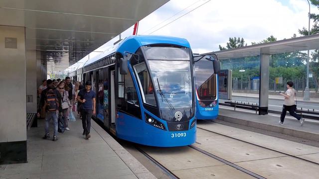 Трамваи 71-931М «Витязь» у станции метро ВДНХ смотреть онлайн