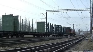 Тепловоз ТЭМ18ДМ-1027 с грузовым поездом.