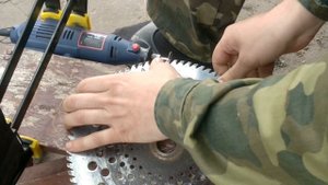 Правлю заточку диска мотокосы с победитовыми напайками
