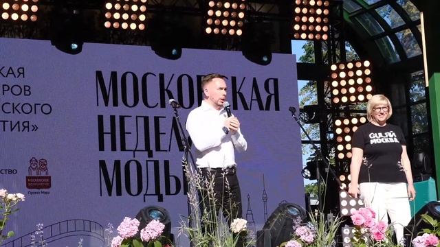 Мода для людей старшего возраста. В центре столицы прошел показ «Московского долголетия» смотреть онлайн