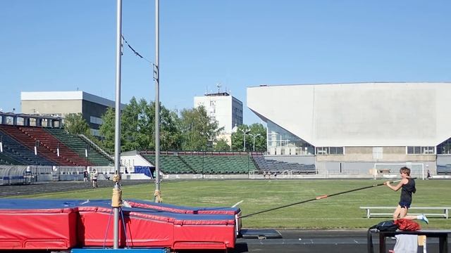 Матвей Волков. Тренировочный прыжок с полного разбега. Высота 450. смотреть онлайн