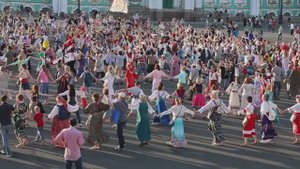 Момент запуска Первого космического хоровода на Дворцовой площади / Хороводы России 2024
