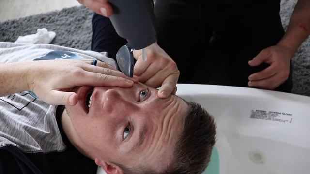 NEVER get this much shampoo in your eye. смотреть онлайн