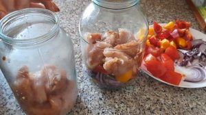 Мясо индейки с овощами в банке.