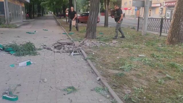 Последствия обстрела центра Донецка возле магазина Изумруд