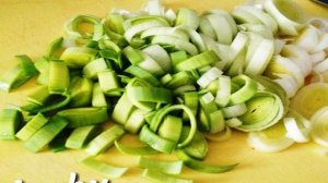 Куриные бедрышки с луком-пореем в мультиварке