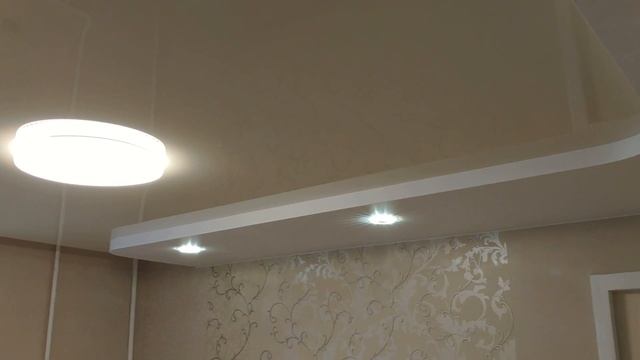 Двухуровневый натяжной потолок в зале. ОТЗЫВ смотреть онлайн