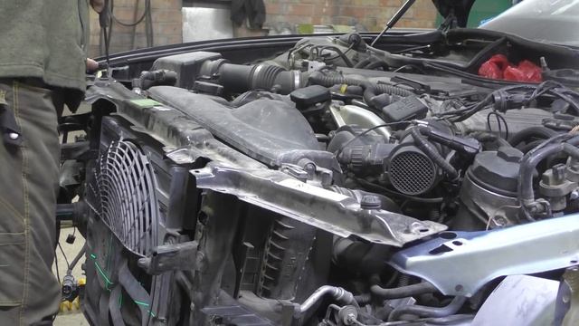 BMW 750 E38. The front end repair. Ремонт переда. смотреть онлайн