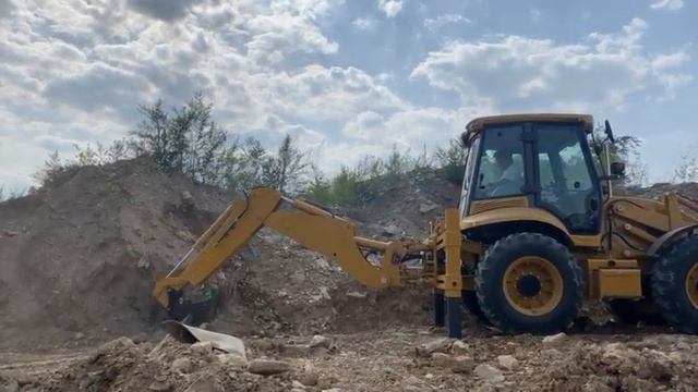 Экскаватор-погрузчик #SHANMON 388H выполняет работу экскаватором. смотреть онлайн