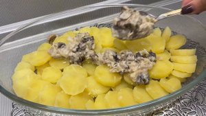 Судак запечённый в духовке с картофелем под грибным соусом