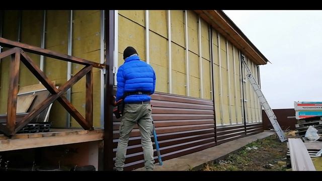 Обшивка деревянного дома сайдингом своими руками.