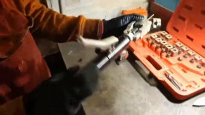 Вальцуем стальные тормозные трубки.