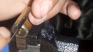 Вскрытие цилиндрового замка с английским профиля ключа