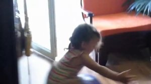 Поля прыгает на мячике!