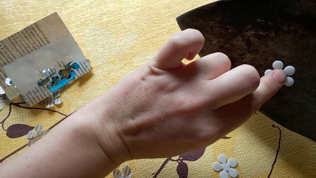 Маленькие цветы из фоамирана с применением дырокола. DIY