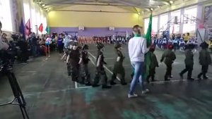 Дети из детского сада маршируют следуют каждые углы!