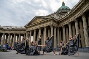 Танцуем на улицах Петербурга