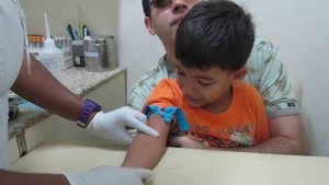 берут кровь из вены у ребенка