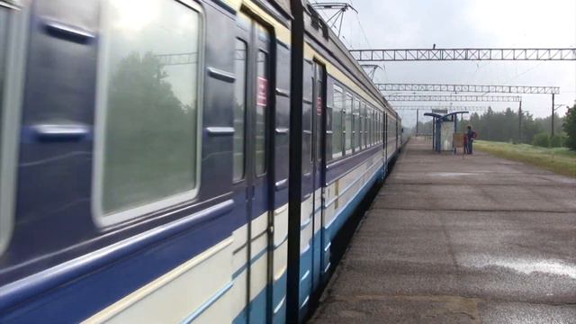 Электропоезд ЭР2-1032 на ст. Пяэскюла / ER2-1032 EMU at Pääsküla station смотреть онлайн