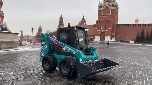 "Минипогрузчик SUNWARD на ГУМ катке" смотреть онлайн