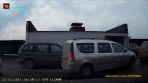 ДЕВУШКИ ЗА РУЛЕМ, ТО ЛИ ОБЕЗЬЯНА С ГРАНАТОЙ