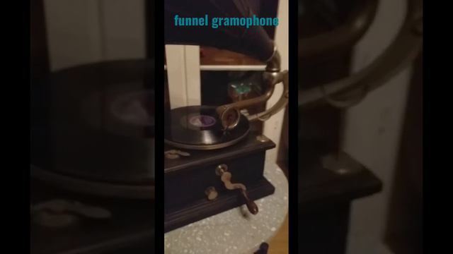 funnel gramophone . his master's voice. Gammal Vevgrammofon