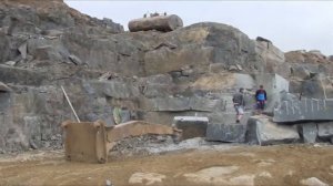 Будни добытчика на гранитном карьере. Отборка гранитных блоков. Работа в карьере. #Гранитоптом