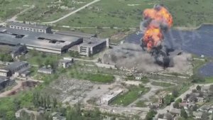 ??☠⚡Удар ФАБ-500 УМПК по местам скопления укронацистов на Херсонском направлении.⚡
