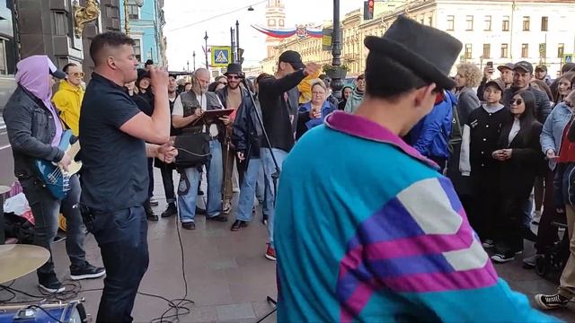 Сергей Васюта - "На белом покрывале января" группа "Висконти" выступает у Дома Зингера на Невском.. смотреть онлайн