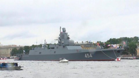 Жители и гости Санкт-Петербурга любуются кораблями, которые уже выстроились на Неве