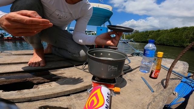 24 ЧАСА НА НЕОБИТАЕМОМ ОСТРОВЕ с палаткой. Подводная охота для ВЫЖИВАНИЯ. Готовлю морские огурцы №6 смотреть онлайн