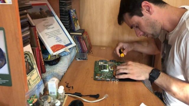 Замена термопасты в ноутбуке у клиента дома. смотреть онлайн