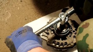 Замена обгонной муфты генератора и ремня навесного оборудования на Kia Ceed JD