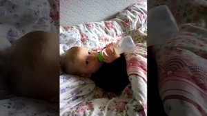Рома сам пьёт молоко из бутылочки