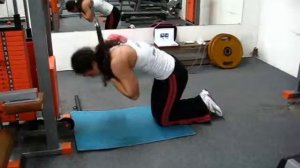 Скручивания в блоке стоя на коленях