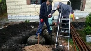 Забивание заземления отбойным молотком