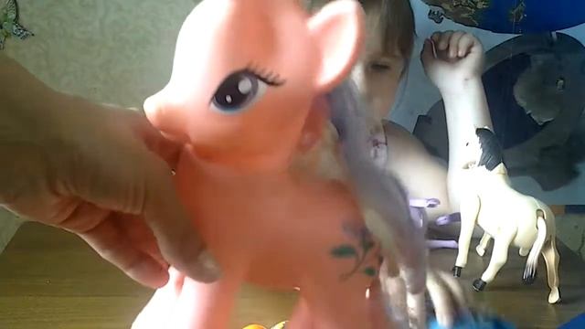 Виолетта отдает игрушки,настольные игры, книги детская энциклопедия в детский сад. смотреть онлайн