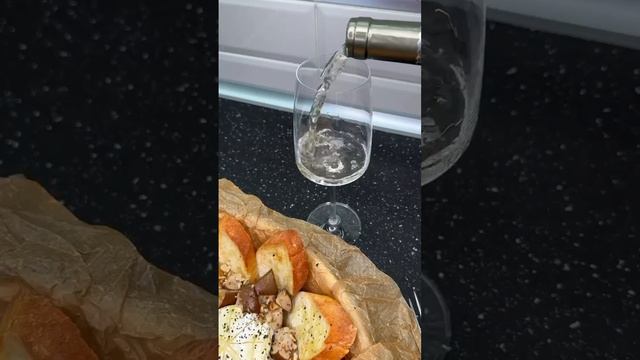 Сыр камамбер в духовке с багетом и грушей