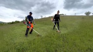 Husqvarna 535 iRX with Stihl Fsa 130 cutting grass side by side .( Motocoase electrice .)