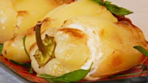 Без мяса, но чертовский вкусно.
БОЛГАРСКИЙ ПЕРЕЦ, ЗАПЕЧЕННЫЙ С БРЫНЗОЙ