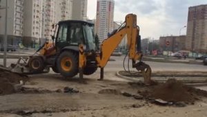 Экскаватор погрузчик JCB 3CX - Работа гидромолотом