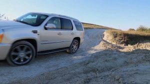 Cadillac Escalade в горах