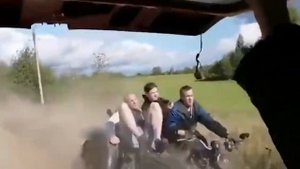 Три Парня, Мотоцикл и Кусты