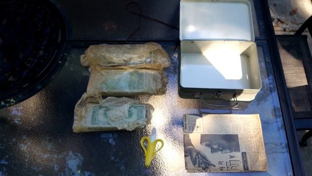 Парень разобрал стену в своём подвале и нашёл коробку полную денег! смотреть онлайн