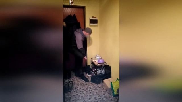 Вот как надо встречать мужа пока бушует коронавирус! #StayHome смотреть онлайн