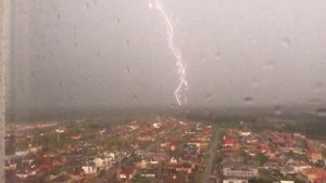 Молния бьет несколько раз в одну точку